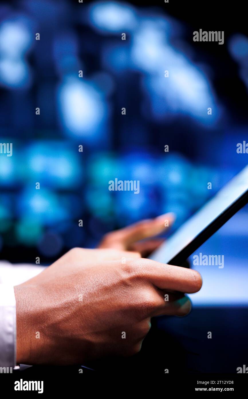 Addetto alla manutenzione certificato che risolve i problemi relativi alle prestazioni nell'hub server. Tecnico che utilizza un tablet simulato per identificare i problemi operativi che causano il rallentamento del supercomputer Foto Stock