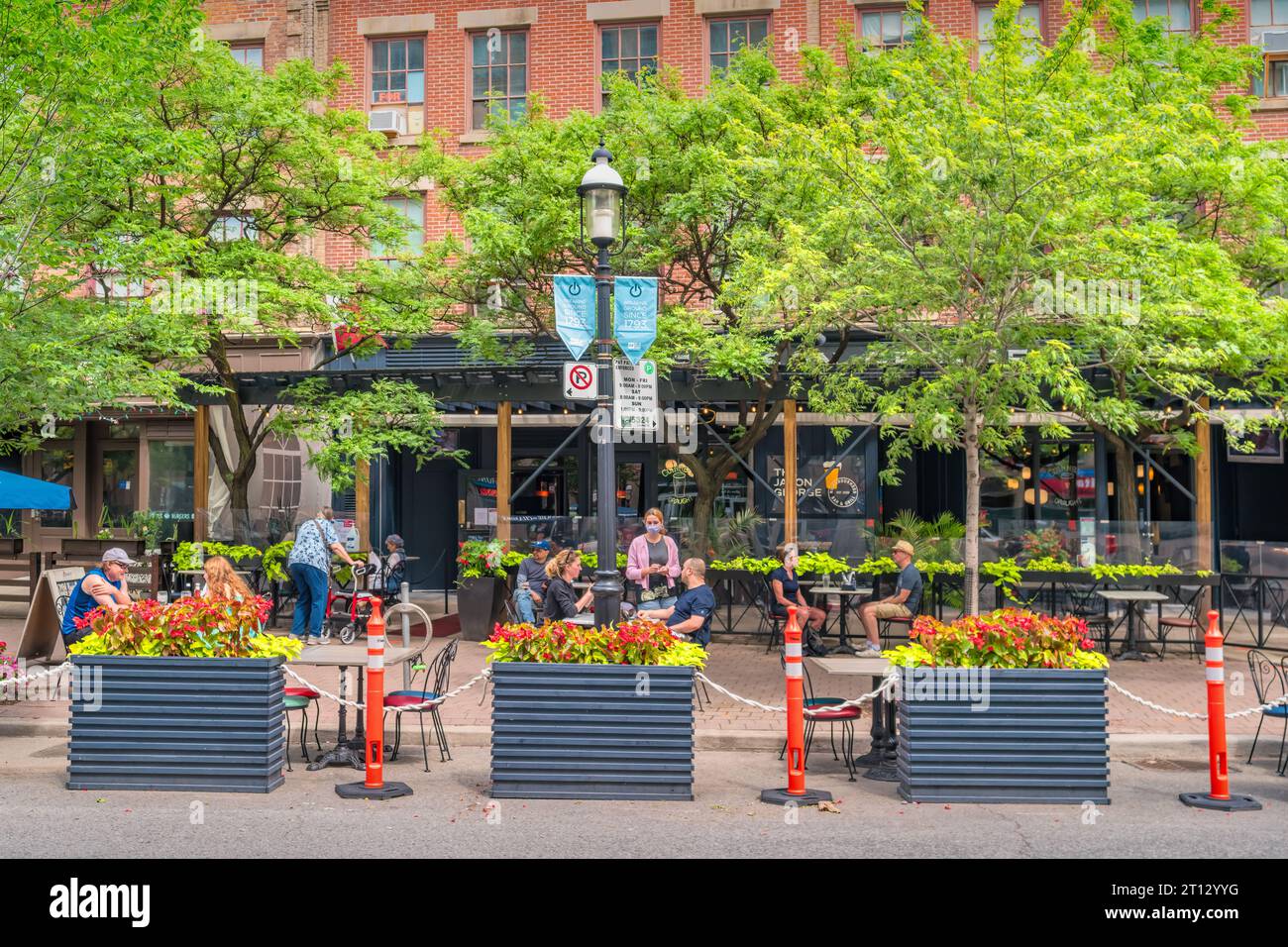 La gente siede nel patio del ristorante nel centro di Toronto, Ontario, Canada Foto Stock