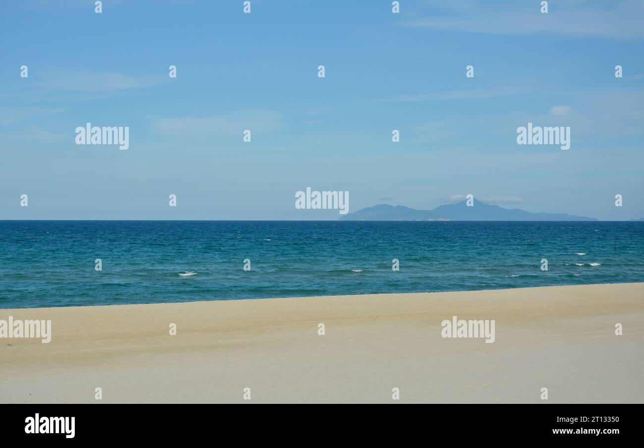 isola lontana dal mare blu e dalla spiaggia nelle giornate di sole Foto Stock