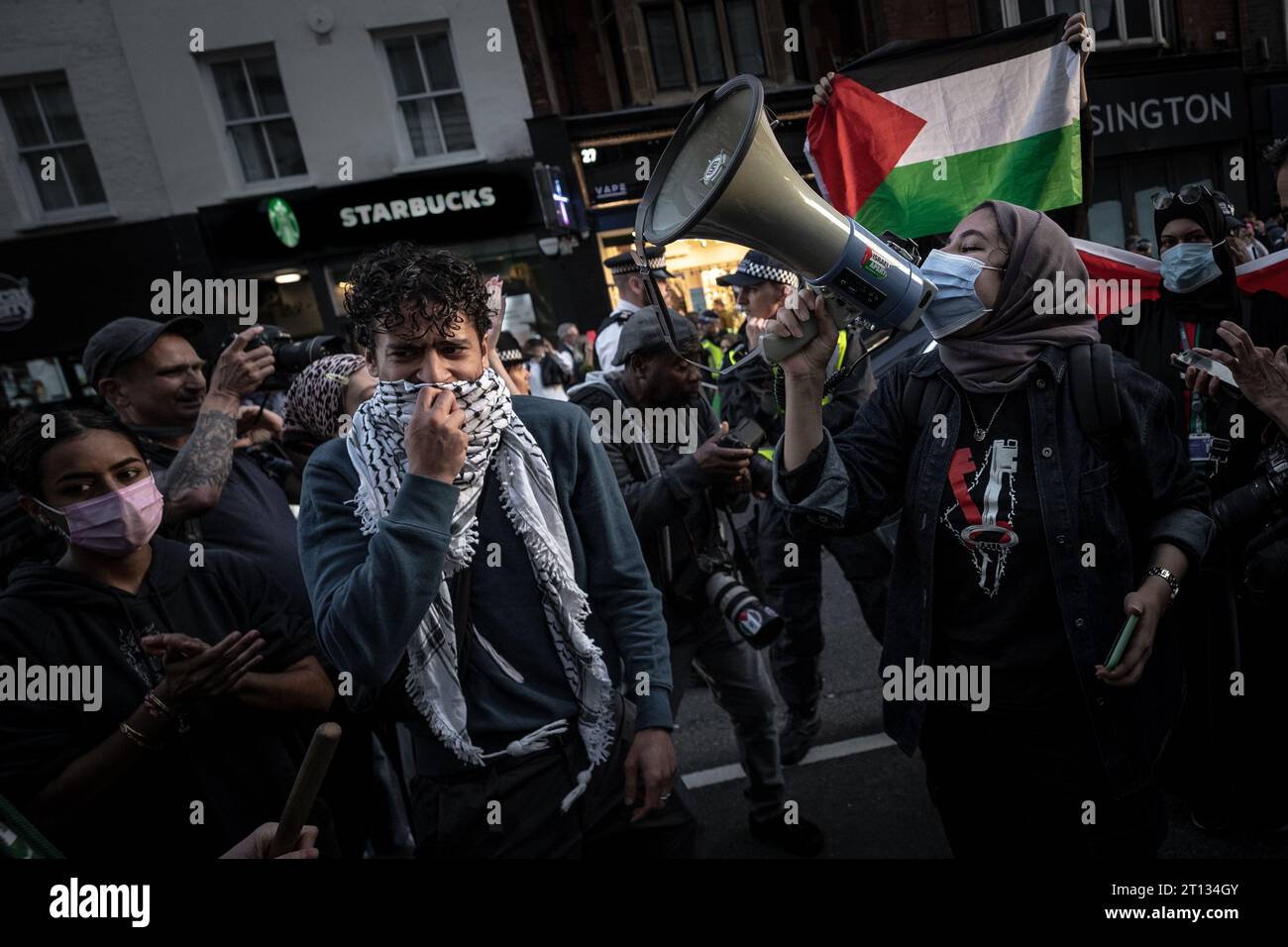 Londra, Regno Unito. 9 ottobre 2023. I sostenitori della Palestina si riuniscono per una manifestazione di massa vicino all'Ambasciata di Israele a High Street Kensington in un evento organizzato dalla coalizione Stop the War. I manifestanti hanno cantato “Israele è uno stato terroristico” e “Palestina libera” mentre lasciavano fuochi d’artificio e fuochi d’artificio. Il 7 ottobre Hamas ha organizzato un attacco multifronte a sorpresa da Gaza contro Israele e, in risposta, il primo ministro israeliano, Benjamin Netanyahu, ha dichiarato che Israele è in guerra e che i palestinesi "pagheranno un prezzo pesante”. Crediti: Guy Corbishley/Alamy Live News Foto Stock