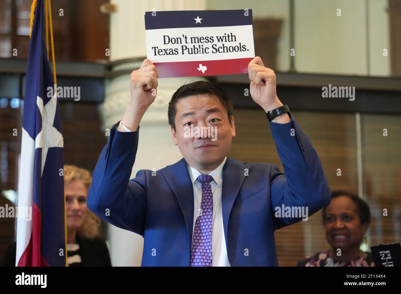 Austin Texas USA, 9 ottobre 2023: I democratici della camera, tra cui il Rep. Di Stato Gene Wu, D-Houston, tengono una conferenza stampa prima dell'inizio della terza sessione speciale della 88a legislatura. I democratici continuano ad opporsi alla richiesta del governatore Greg Abbott di un programma di voucher scolastici che invierebbe denaro pubblico a scuole private. ©Bob Daemmrich Foto Stock