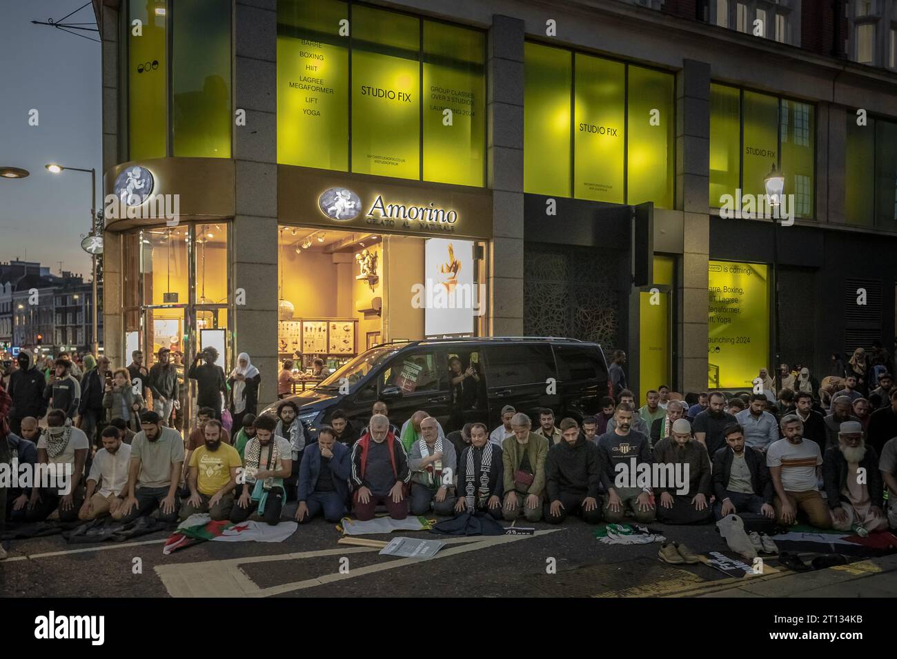 Londra, Regno Unito. 9 ottobre 2023. Le preghiere sono osservate durante la protesta. I sostenitori della Palestina si riuniscono per una manifestazione di massa vicino all'Ambasciata di Israele a High Street Kensington in un evento organizzato dalla coalizione Stop the War. I manifestanti hanno cantato “Israele è uno stato terroristico” e “Palestina libera” mentre lasciavano fuochi d’artificio e fuochi d’artificio. Il 7 ottobre Hamas ha organizzato un attacco a sorpresa da Gaza su Israele. Il primo ministro israeliano, Benjamin Netanyahu, ha dichiarato che Israele è in guerra. Crediti: Guy Corbishley/Alamy Live News Foto Stock