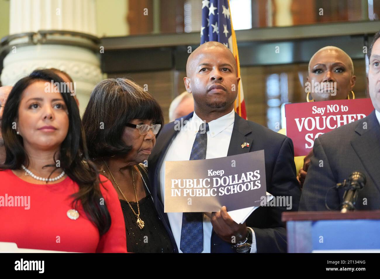 Austin Texas USA, 9 ottobre 2023: I Democratici della camera tra cui il Rep. Ron Reynolds, D-Missouri City (centro), tengono una conferenza stampa prima dell'inizio della terza sessione speciale della 88a legislatura. I democratici continuano a opporsi alla richiesta del governatore Greg Abbott di un programma di voucher scolastici che invierebbe denaro pubblico a scuole private. ©Bob Daemmrich il 92 ottobre 2023. Foto Stock