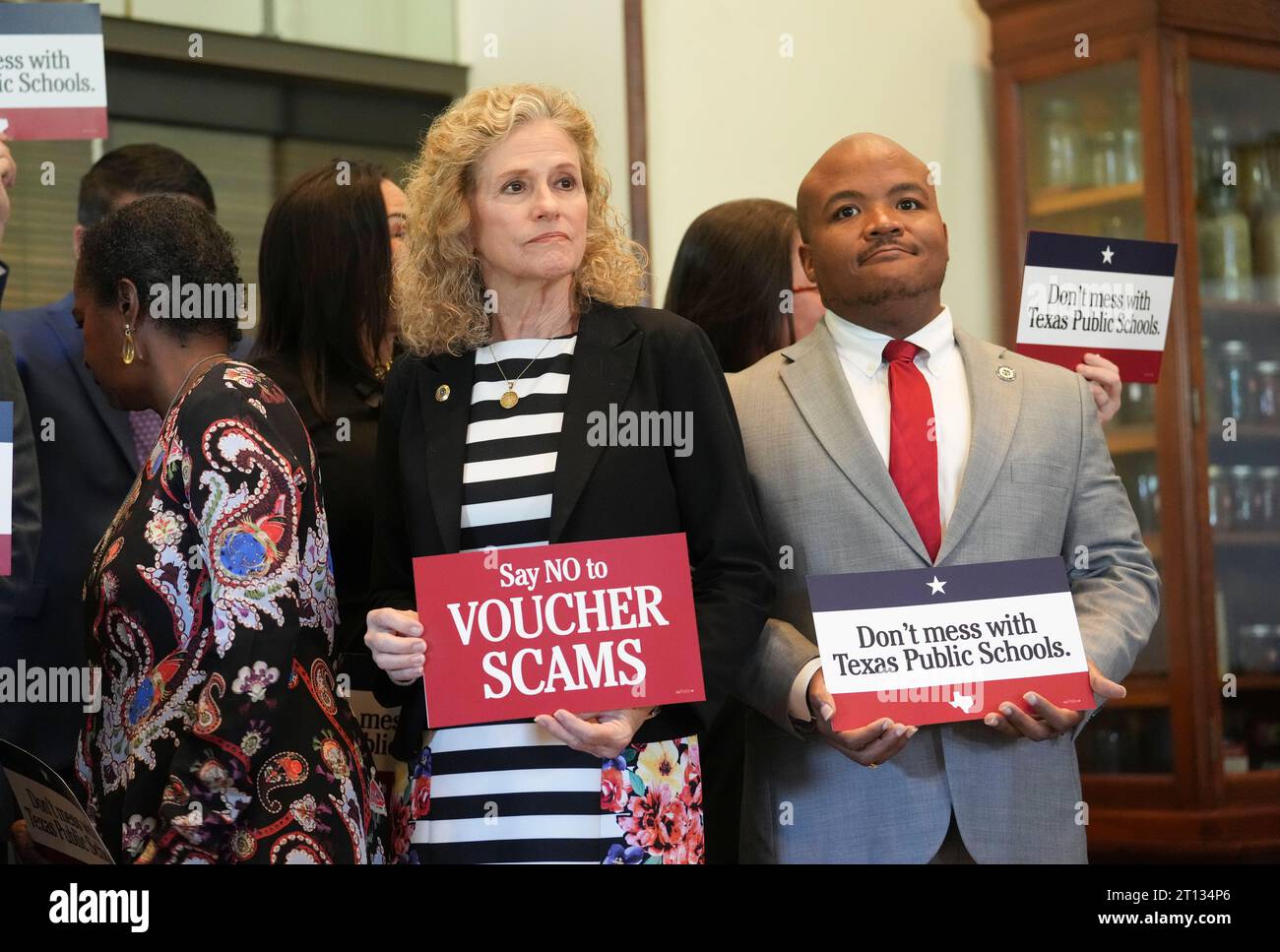 Austin Texas USA, 9 ottobre 2023: I Democratici della camera tra cui la Rep. Donna Howard, D-Austin (a sinistra) e il Rep. Venton Jones, D-Dallas, tengono una conferenza stampa prima dell'inizio della terza sessione speciale della 88a legislatura. I democratici continuano a opporsi alla richiesta del governatore Greg Abbott di un programma di voucher scolastici che invierebbe denaro pubblico a scuole private. ©Bob Daemmrich Foto Stock