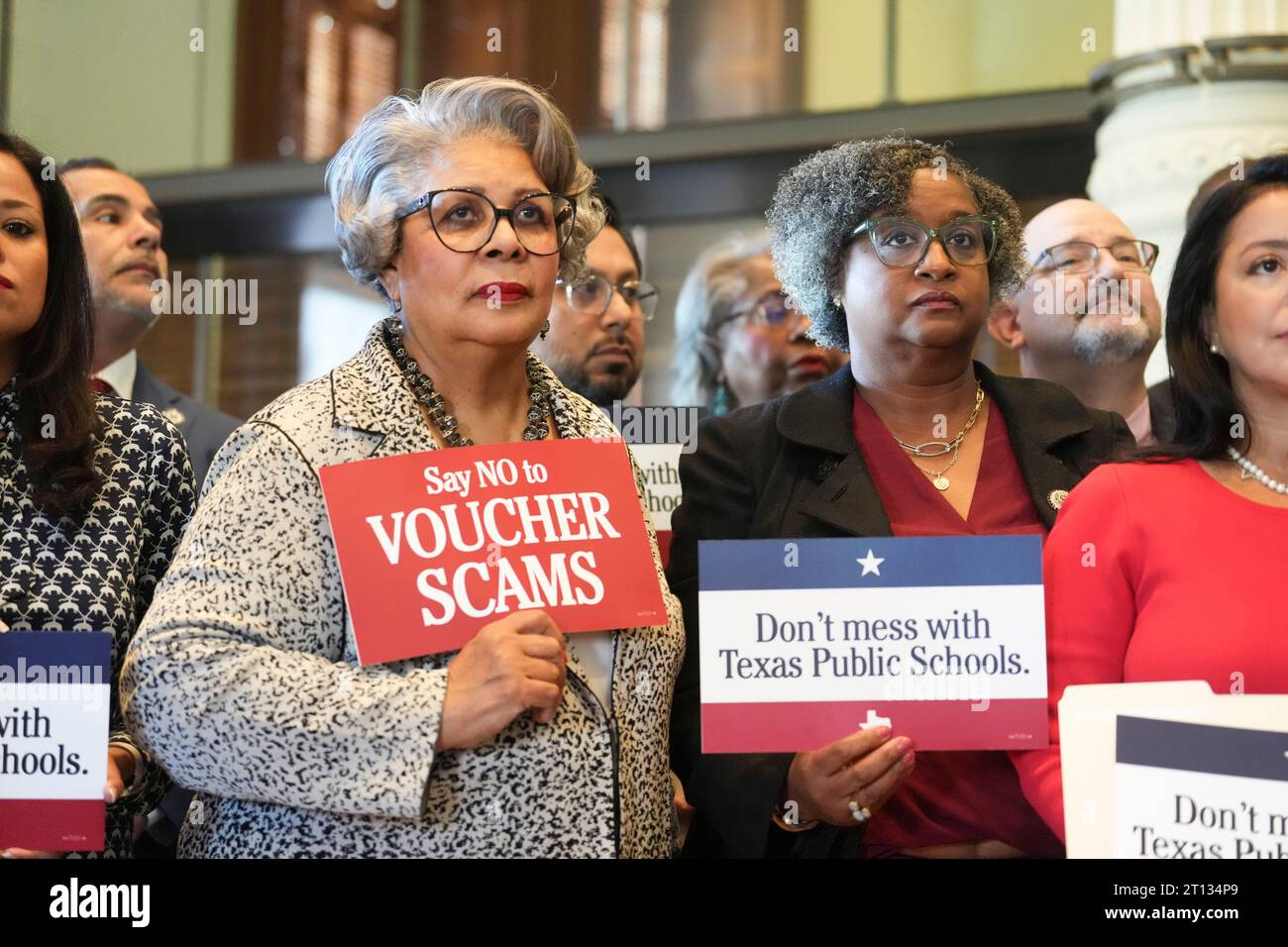 Austin Texas USA, 9 ottobre 2023: I Democratici della camera tra cui la Rep. Senfronia Thompson, D-Houston (sinistra), tengono una conferenza stampa prima dell'inizio della terza sessione speciale della 88a legislatura. A destra si trova la Rep. Rhetta Bowers, D-Rowlett. I democratici continuano a opporsi alla richiesta del governatore Greg Abbott di un programma di voucher scolastici che invierebbe denaro pubblico a scuole private. ©Bob Daemmrich Foto Stock