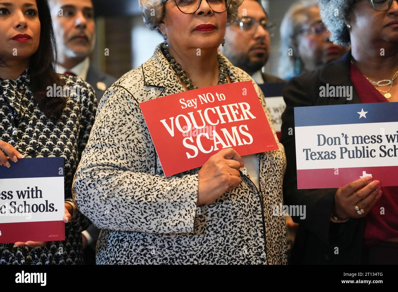 Austin Texas USA, 9 ottobre 2023: I Democratici della camera tra cui la Rep. Senfronia Thompson, D-Houston, (centro) tengono una conferenza stampa prima dell'inizio della terza sessione speciale della 88a legislatura. I democratici continuano a opporsi alla richiesta del governatore Greg Abbott di un programma di voucher scolastici che invierebbe denaro pubblico a scuole private. ©Bob Daemmrich Foto Stock