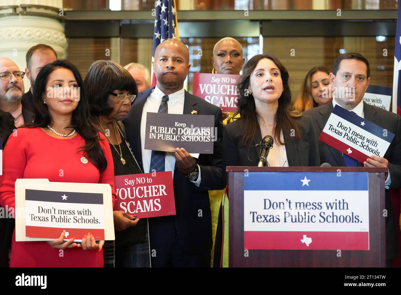 Austin Texas USA, 9 ottobre 2013: I Democratici della camera tra cui la Rep. Di Stato Gina Hinojosa, D-Austin (sul podio), tengono una conferenza stampa prima dell'inizio della terza sessione speciale della 88a legislatura. I democratici continuano a opporsi alla richiesta del governatore Greg Abbott di un programma di voucher scolastici che invierebbe denaro pubblico a scuole private. ©Bob Daemmrich Foto Stock