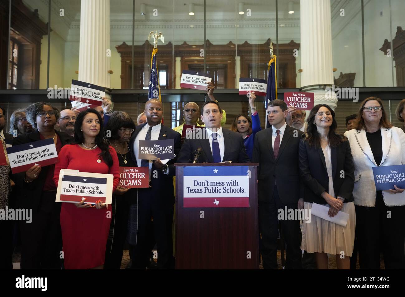 Austin Texas USA, 9 ottobre 2013: I Democratici della camera tra cui il Rep. Di Stato Trey Martinez Fischer, D-San Antonio (sul podio), tengono una conferenza stampa prima dell'inizio della terza sessione speciale della 88a legislatura. I democratici continuano a opporsi alla richiesta del governatore Greg Abbott di un programma di voucher scolastici che invierebbe denaro pubblico a scuole private. ©Bob Daemmrich Foto Stock
