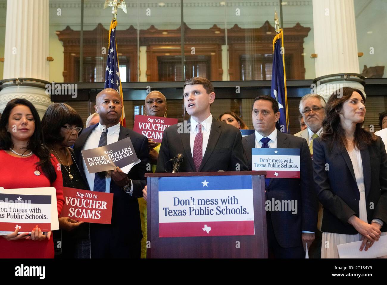 Austin Texas USA, 9 ottobre 2013: I Democratici della camera tra cui il Rep. James Talarico, D-Round Rock (sul podio), tengono una conferenza stampa prima dell'inizio della terza sessione speciale della 88a legislatura. I democratici continuano a opporsi alla richiesta del governatore Greg Abbott di un programma di voucher scolastici che invierebbe denaro pubblico a scuole private. ©Bob Daemmrich Foto Stock