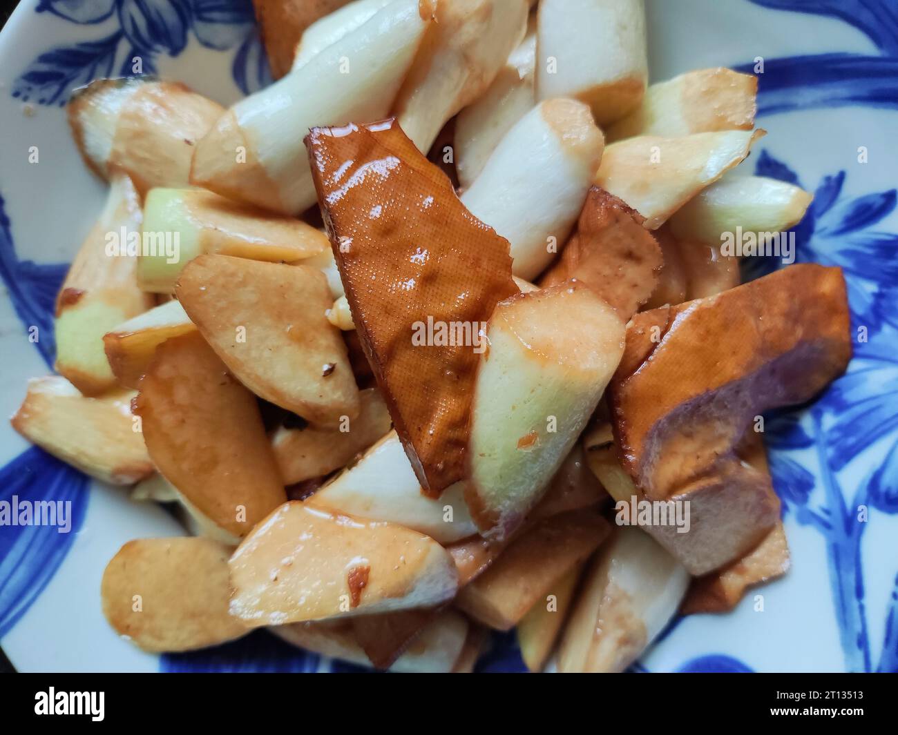 tofu essiccato strapazzato con acqua di bambù su un piatto Foto Stock