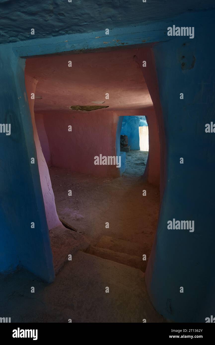 Interno delle grotte di Arguedas con cucina e pareti bianche, Navarra, Spagna Foto Stock