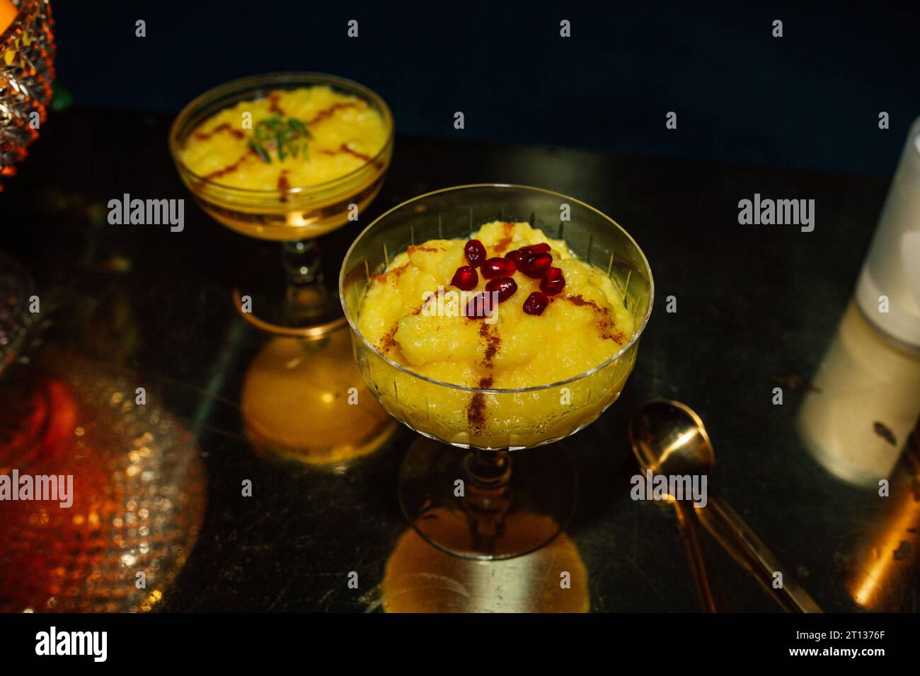 Sholeh Zard, budino di riso allo zafferano persiano, dessert con cannella, melograno e contorno al pistacchio Foto Stock