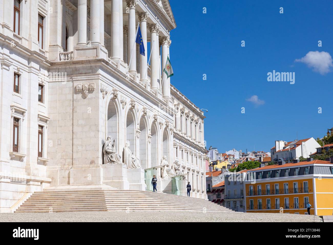 Lisboa, Portogallo - 19.09.2023: Facciata del Palazzo di Sao Bento (Palacio de Sao Bento) edificio del Parlamento portoghese (Parlamento de Portugal) Foto Stock