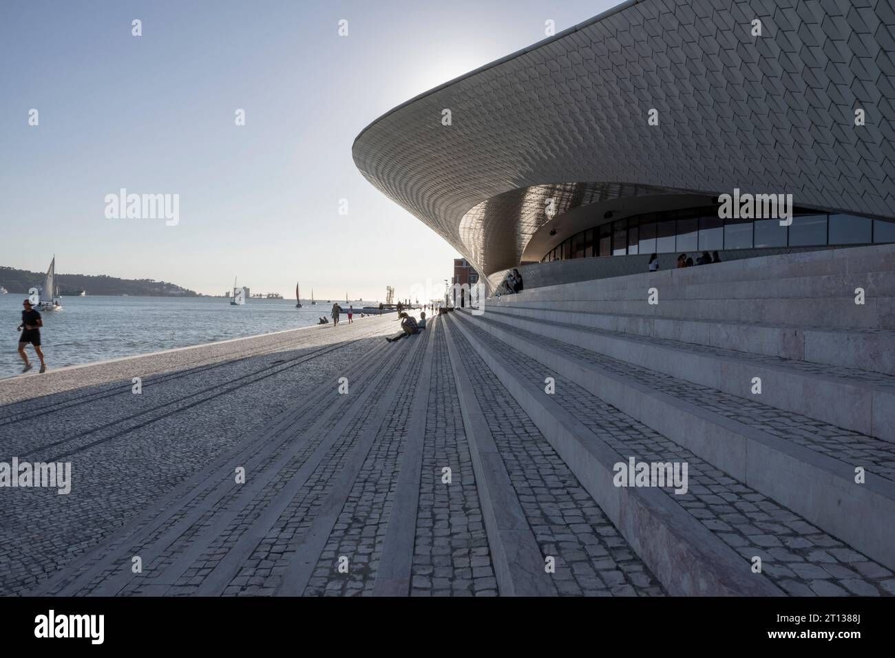 Lisboa, Portogallo - 19.09.2023: Il MAAT - Museo di Arte, architettura e tecnologia nella città di Lisbona, Portogallo Foto Stock