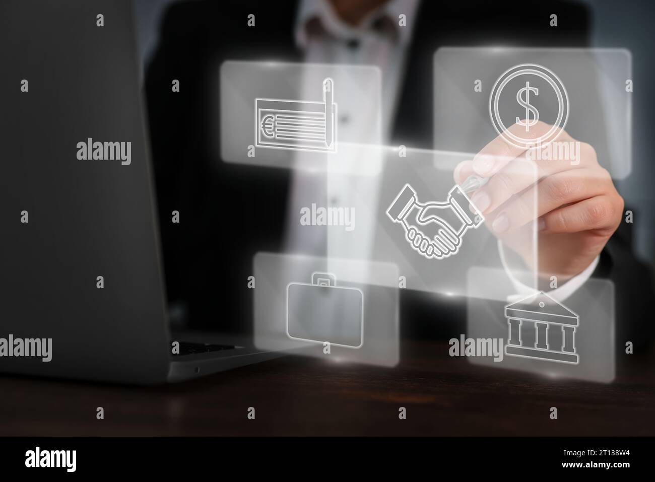 Gestione del budget. Donna d'affari che usa uno schermo virtuale con icone finanziarie, primo piano Foto Stock