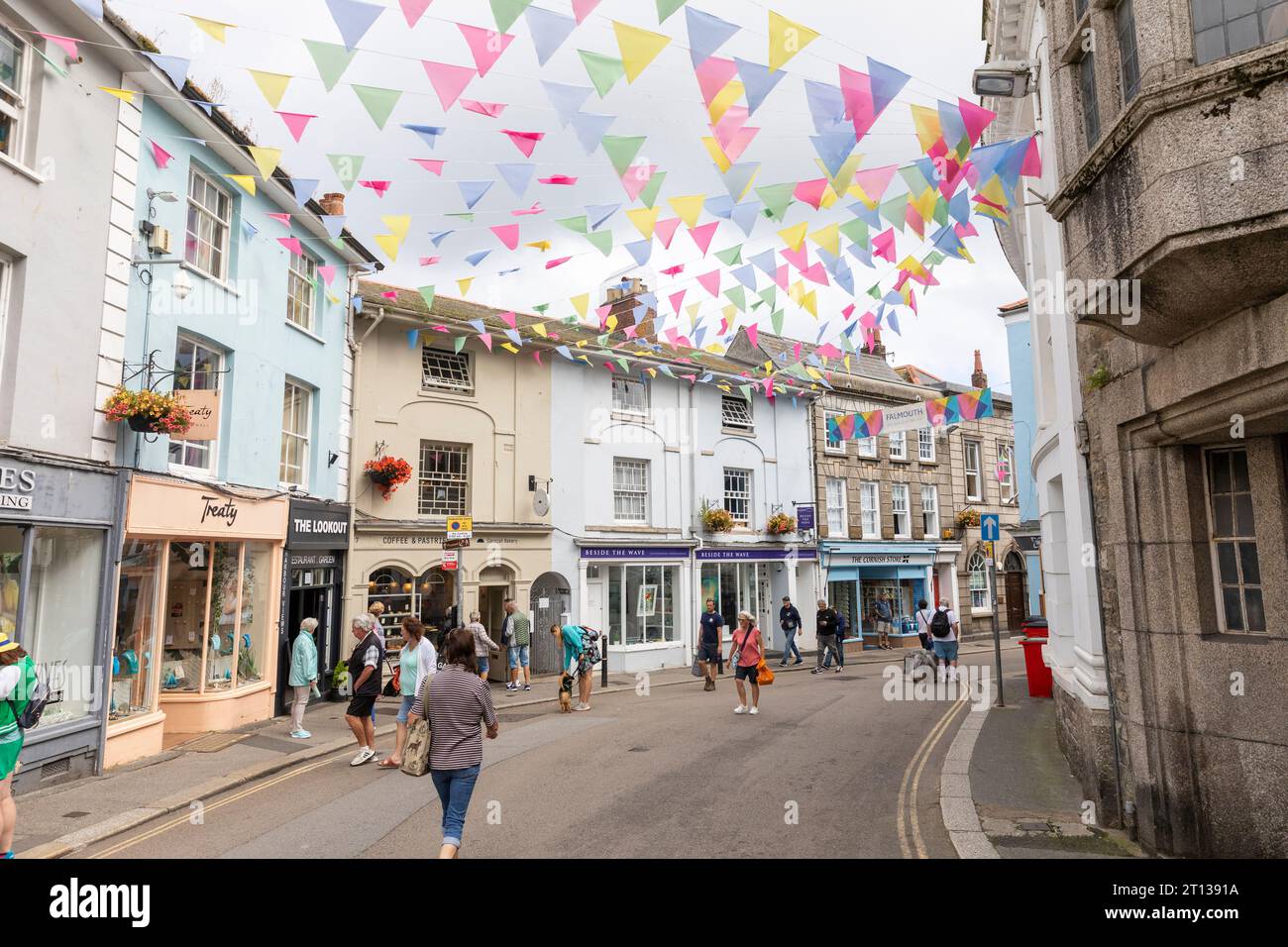 Settembre 2023, negozi indipendenti e negozi in Church Street Falmouth Town Center, Cornwall, Inghilterra, Regno Unito Foto Stock