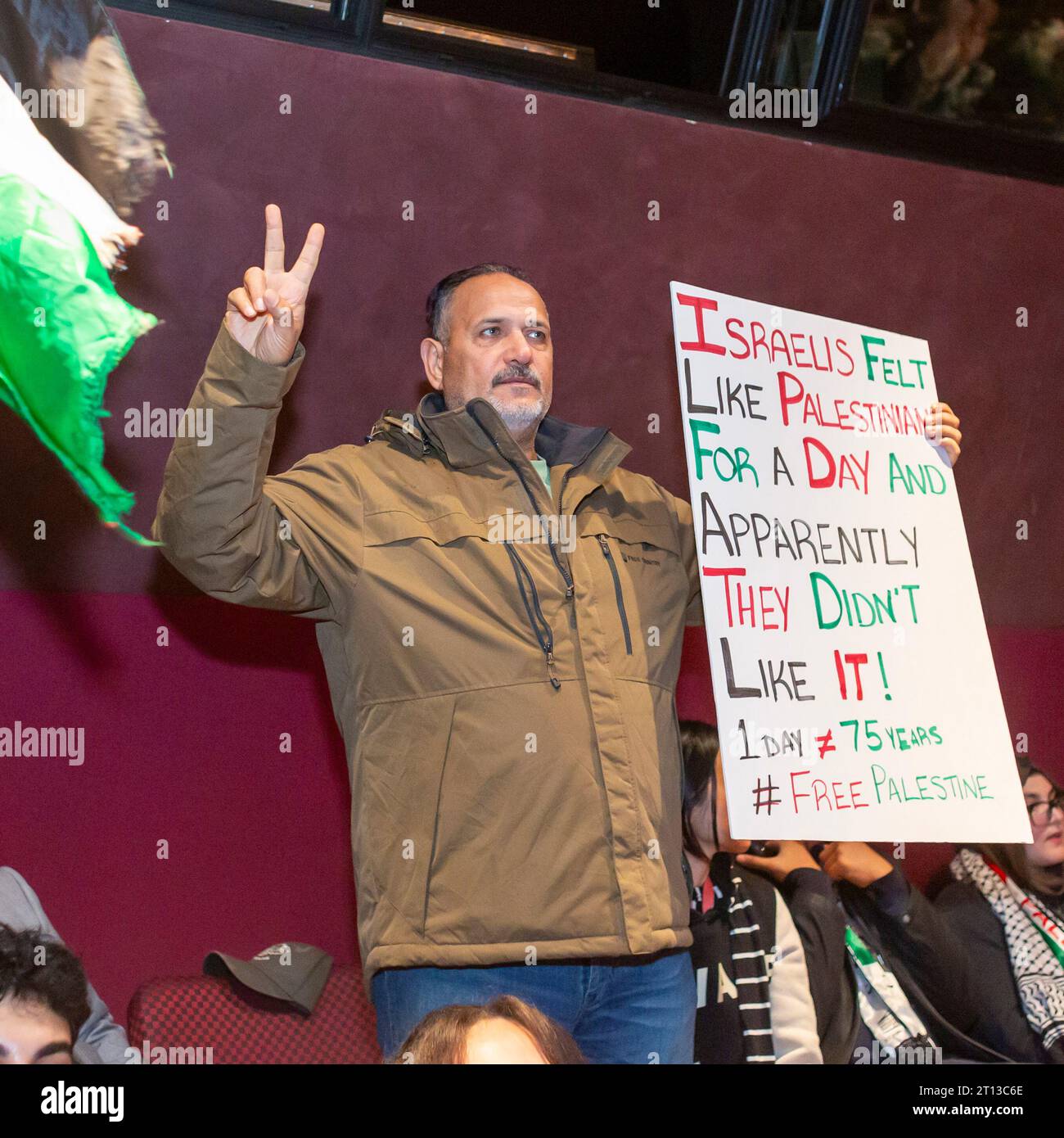 Dearborn, Michigan, USA. 10 ottobre 2023. Gli arabi-americani hanno confezionato un auditorium cittadino per sostenere la Palestina, mentre Israele ha sganciato bombe e si è preparato ad invadere Gaza in rappresaglia per lo sciopero militare di Hamas che ha ucciso centinaia di civili israeliani. Crediti: Jim West/Alamy Live News Foto Stock