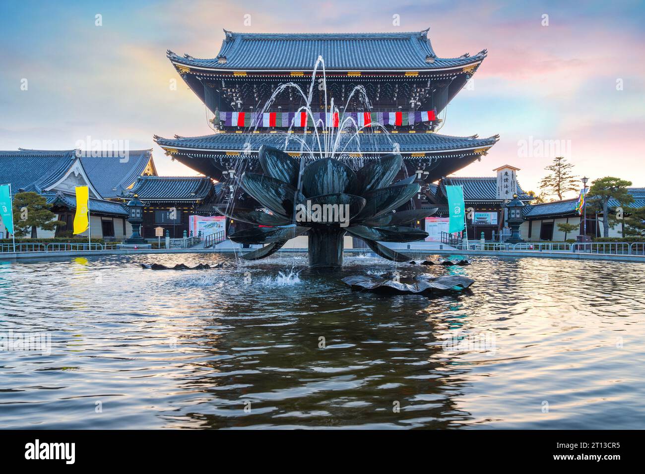 Kyoto, Giappone - marzo 28 2023: Tempio Higashi Honganji situato al centro di Kyoto, una delle due sotto-sette dominanti del Buddhismo Shin in in Giappone e dell'abr Foto Stock