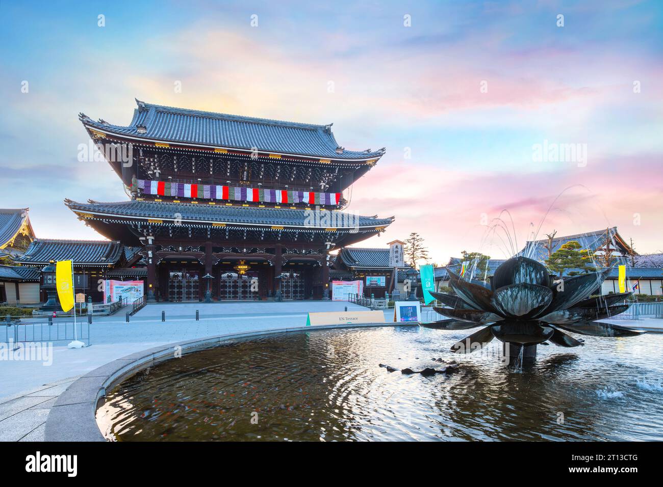 Kyoto, Giappone - marzo 28 2023: Tempio Higashi Honganji situato al centro di Kyoto, una delle due sotto-sette dominanti del Buddhismo Shin in in Giappone e dell'abr Foto Stock