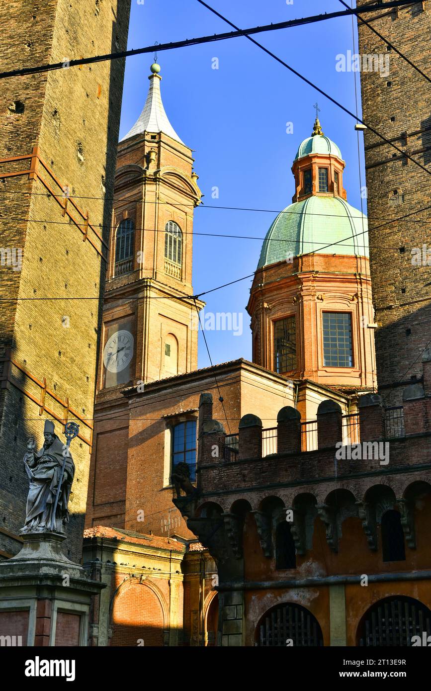Le due Torri e la Chiesa dei Santi Bartolomeo e Cajetan in una giornata di sole d'inverno. Bologna, Italia, dicembre 2017 Foto Stock