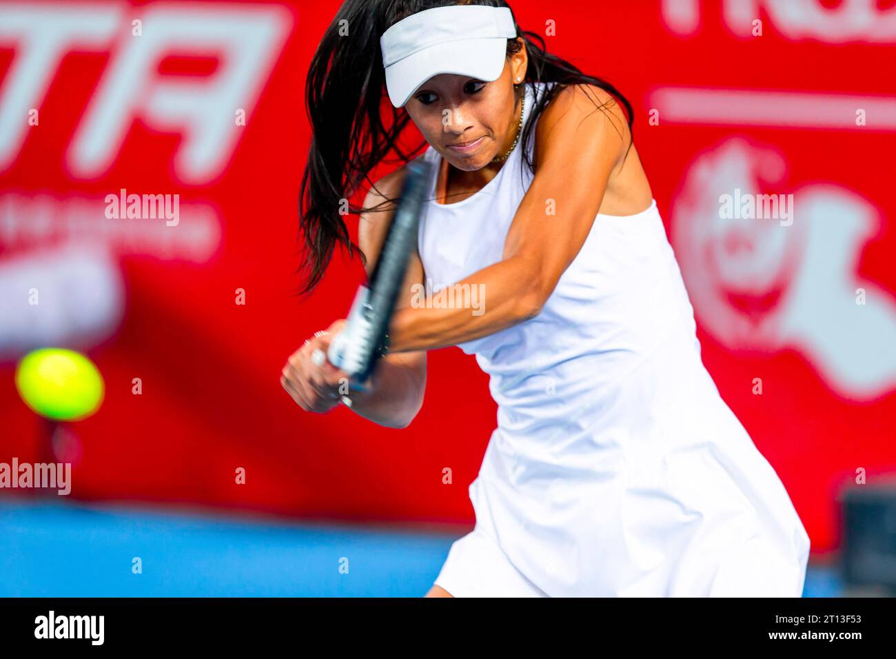 Hong Kong, Cina. 10 ottobre 2023. Priscilla Hon of Australia gioca durante il primo turno del Singles Main Draw contro Eudice Chong di Hong Kong Cina il quarto giorno del Prudential Hong Kong Tennis Open 2023 all'Hong Kong Victoria Park Tennis Stadium. Punteggio finale; Priscilla Hon 2:1 Eudice Chong. Credito: SOPA Images Limited/Alamy Live News Foto Stock