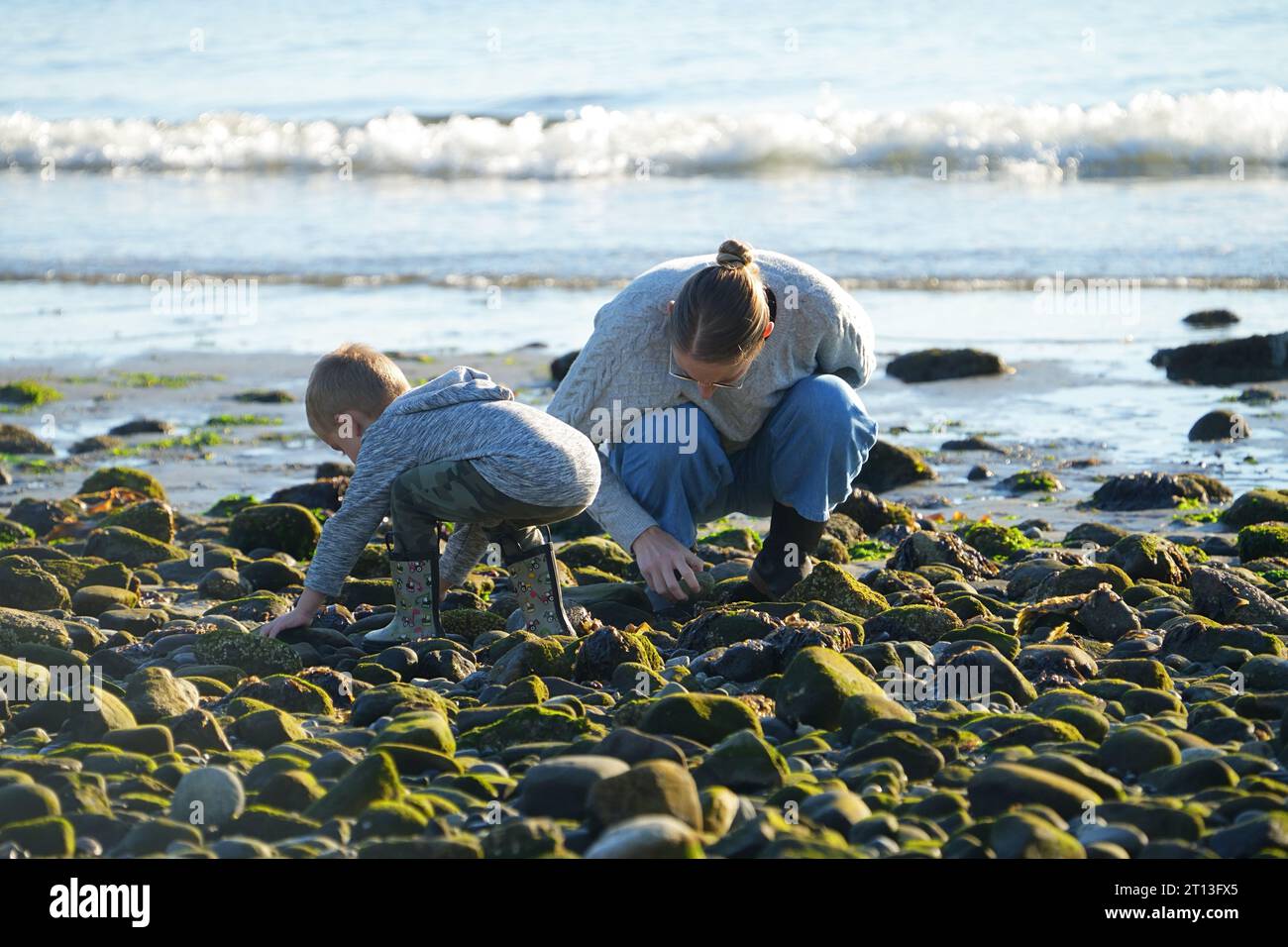 Donna e bambino sulla spiaggia Foto Stock