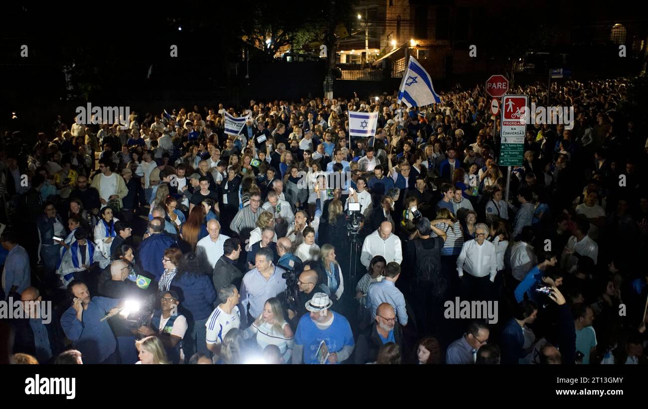 1 gennaio 2014: La gente partecipa a una manifestazione a sostegno di Israele organizzata dalla Federazione israeliana di San Paolo, a San Paolo, in Brasile, il 10 ottobre 2023. Centinaia di militanti di Hamas hanno attaccato Israele sabato, la festa ebraica di Simchat Torah, in un assalto avvenuto 50 anni dopo lo scoppio della guerra arabo-israeliana del 1973. Israele ha dichiarato guerra ad Hamas domenica e da allora ha scatenato migliaia di attacchi aerei sulle posizioni della milizia. (Immagine di credito: © Cris Faga/ZUMA Press Wire) SOLO USO EDITORIALE! Non per USO commerciale! Foto Stock