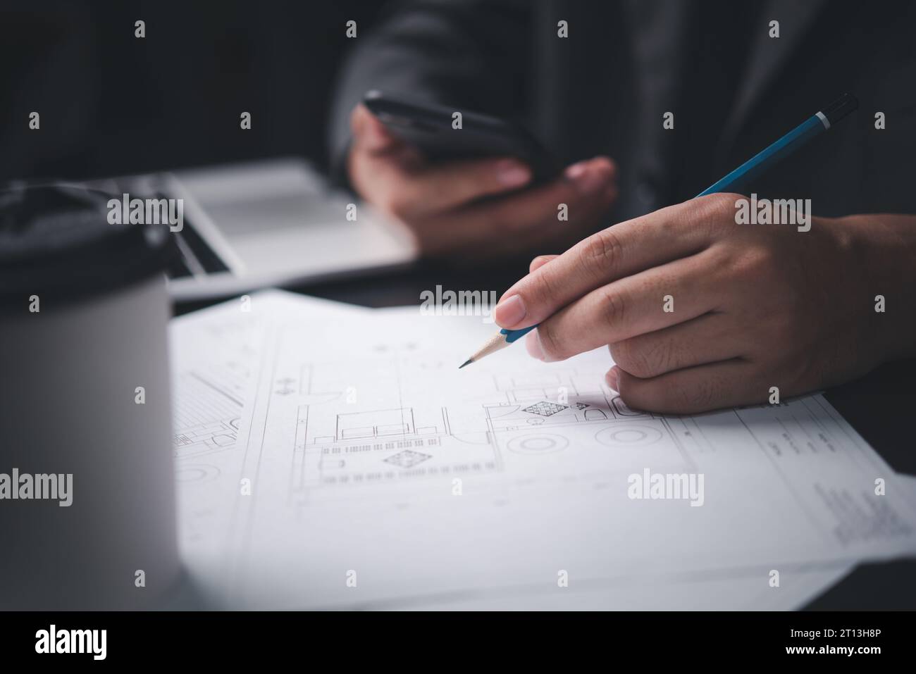 progettista di interni documenta il piano architettonico. carta per disegni industriali.concetto di costruzione e ingegneria. Foto Stock