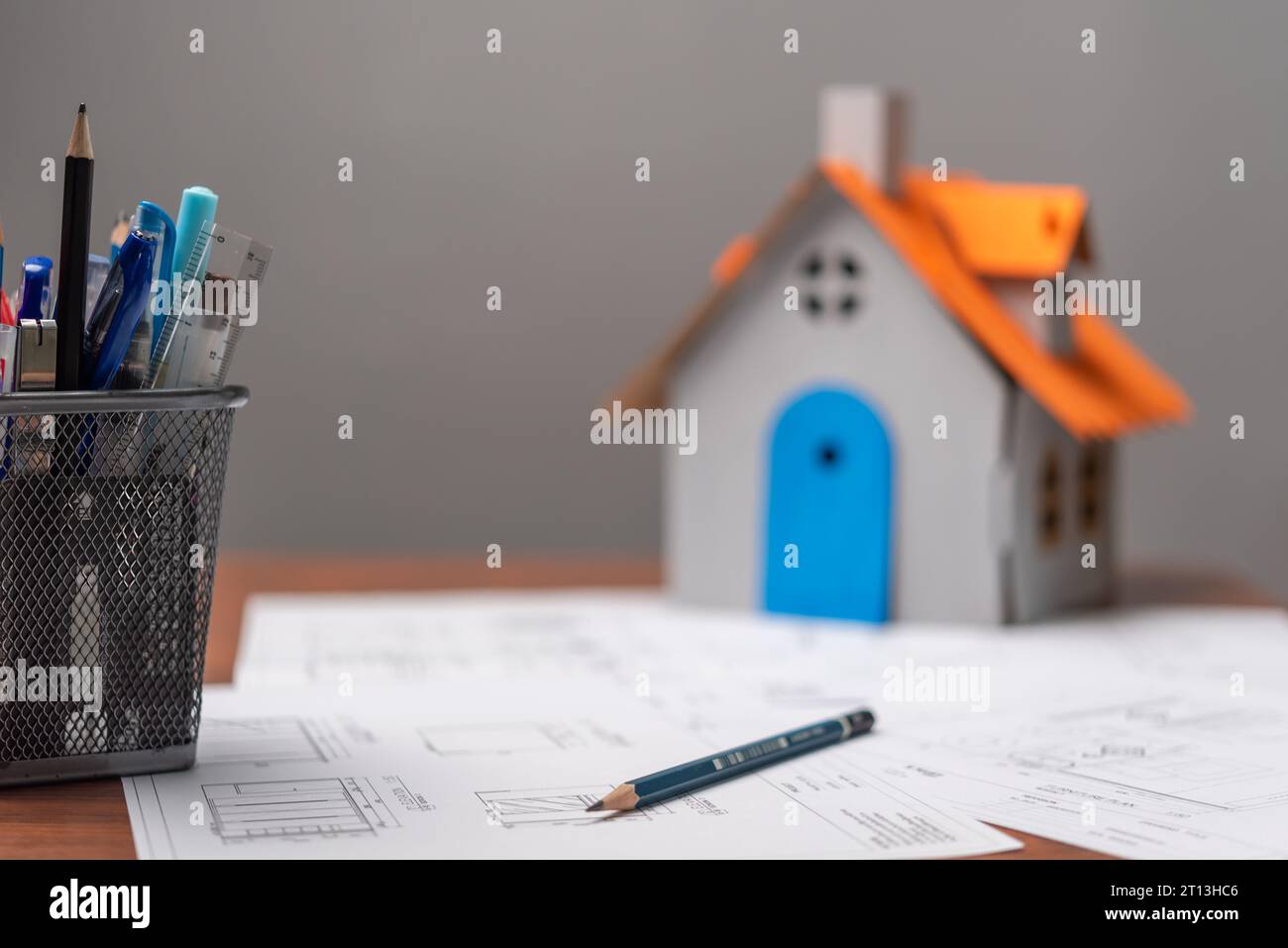 I progetti architettonici documentano e ospitano il modello contrassegnato da misure e dettagli di costruzione e progettazione. Foto Stock
