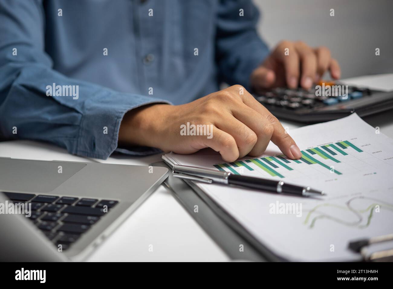 Report aziendali grafici analitici, contabilità e vendite, con crescita e rendiconti finanziari Foto Stock