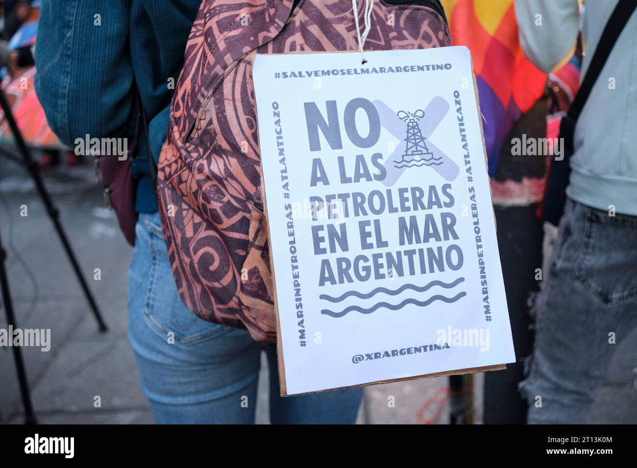 Buenos Aires, Argentina, 5 ottobre 2023: Dettaglio di una dimostrazione contro l'esplorazione sismica per lo sfruttamento del petrolio offshore, firma con il testo No to oil co Foto Stock