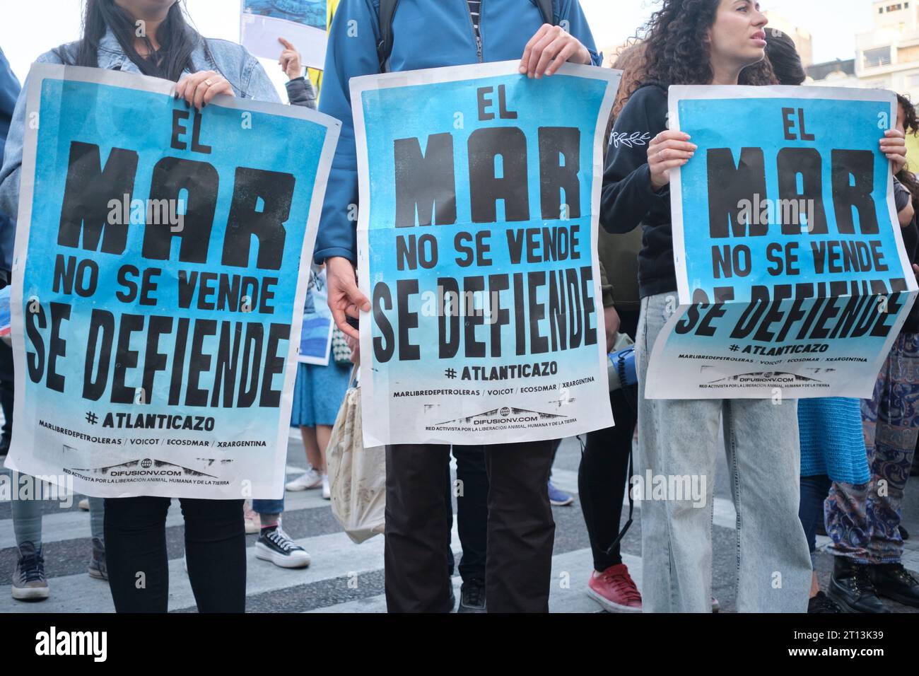 Buenos Aires, Argentina, 5 ottobre 2023: Persone che protestano contro l'esplorazione sismica per lo sfruttamento petrolifero offshore, con manifesti con il testo The S Foto Stock