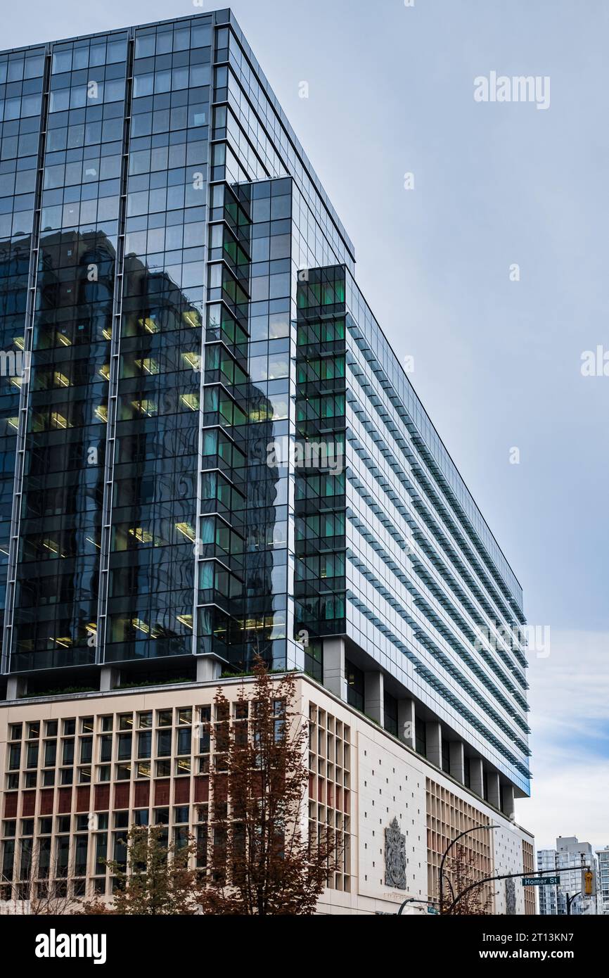 Moderni edifici di appartamenti nel centro di Vancouver BC Canada. Edifici della Torre di vetro angolare contro il cielo blu. Architettura astratta di una città moderna. Va Foto Stock