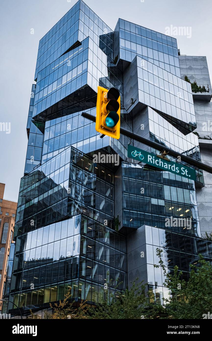 Deloitte Building in West Georgia Street. Moderni appartamenti nel quartiere finanziario di Vancouver BC Canada. Edificio angolare in vetro. Foto Stock