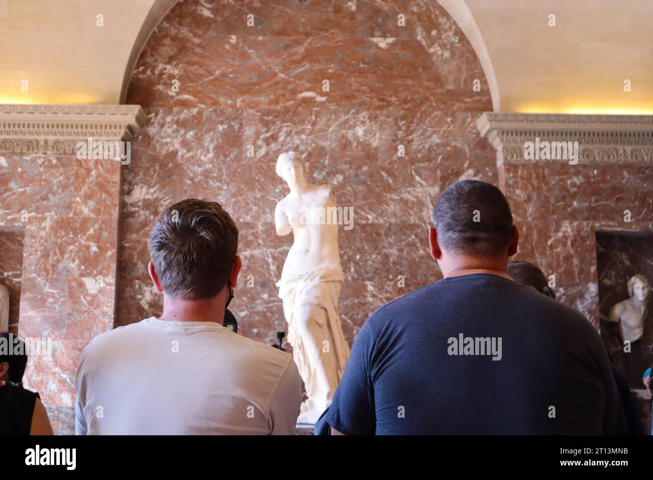 Venere di Milo Louvre. I turisti apprezzano la statua di Venere di Milo, il Museo del Louvre, Parigi, Francia. Galleria di sculture del Louvre. Foto Stock