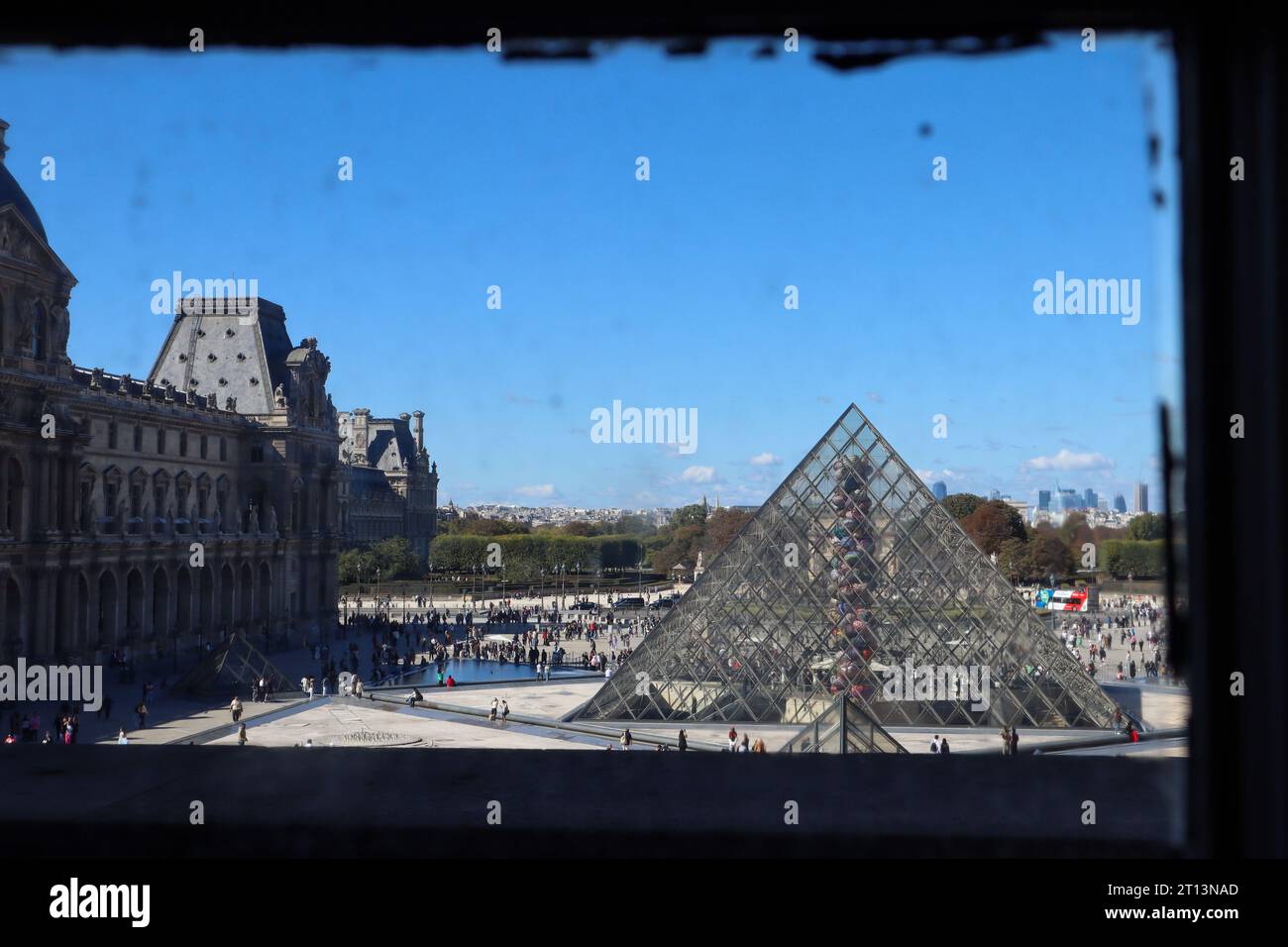 Museo del Louvre, Parigi, Francia. Piramide di Louvre. Esterno del Louvre. Vista immagine dalla finestra. Foto Stock