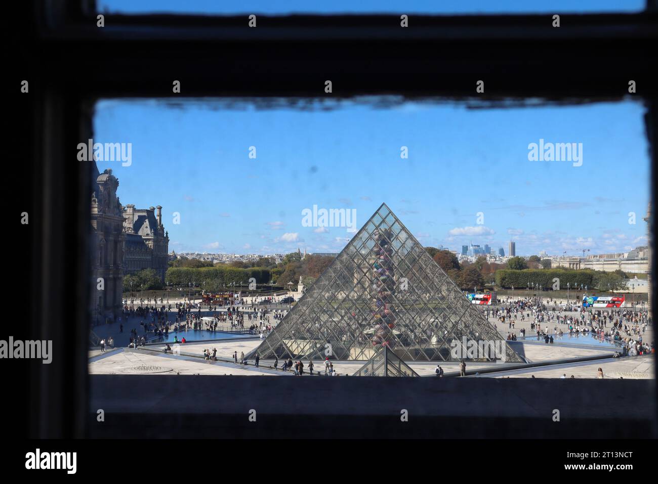 Museo del Louvre, Parigi, Francia. Piramide di Louvre. Esterno del Louvre. Viste delle immagini dalla finestra. Foto Stock