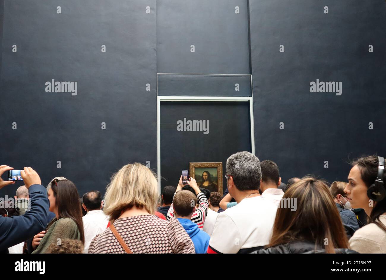 Mona Lisa Louvre. I turisti che scattano foto e guardano la Monna Lisa, il Museo del Louvre, Parigi, Francia. Pittura della galleria del Louvre. Foto Stock