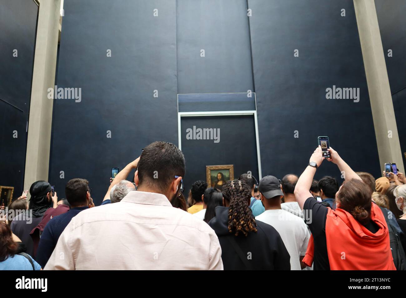 Mona Lisa Louvre. Turisti che scattano foto e guardano la Monna Lisa, il Museo del Louvre, Parigi, Francia. Pittura della galleria del Louvre. Foto Stock