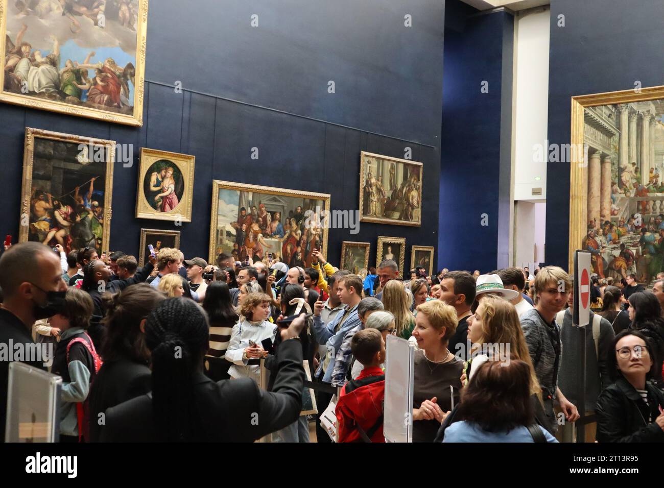Turisti in attesa di visitare la Monna Lisa, il Museo del Louvre, Parigi, Francia. Dipinti della galleria del Louvre. Foto Stock