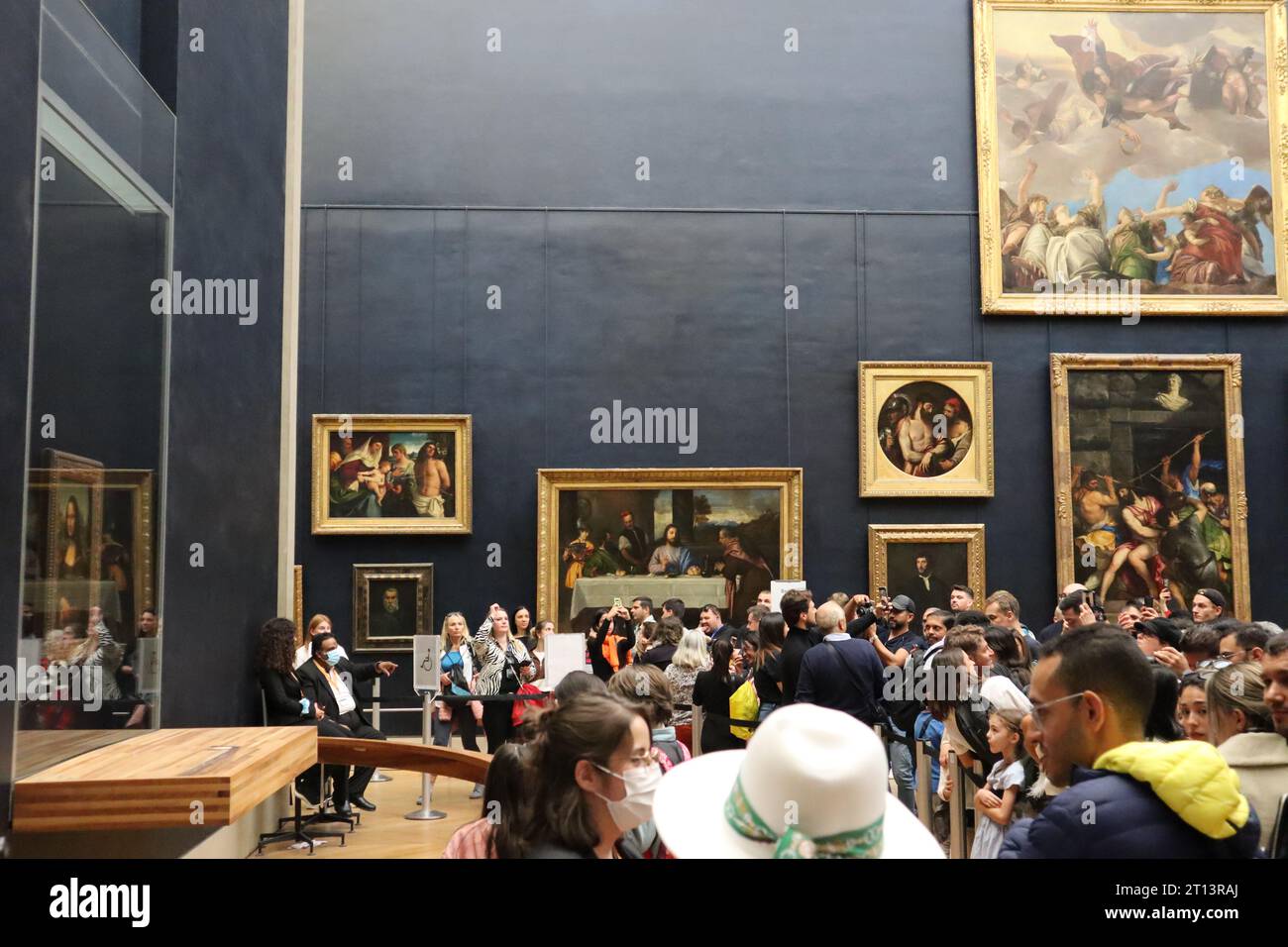 I turisti che scattano foto e guardano la Monna Lisa, il Museo del Louvre, Parigi, Francia. Dipinti della galleria del Louvre. Foto Stock