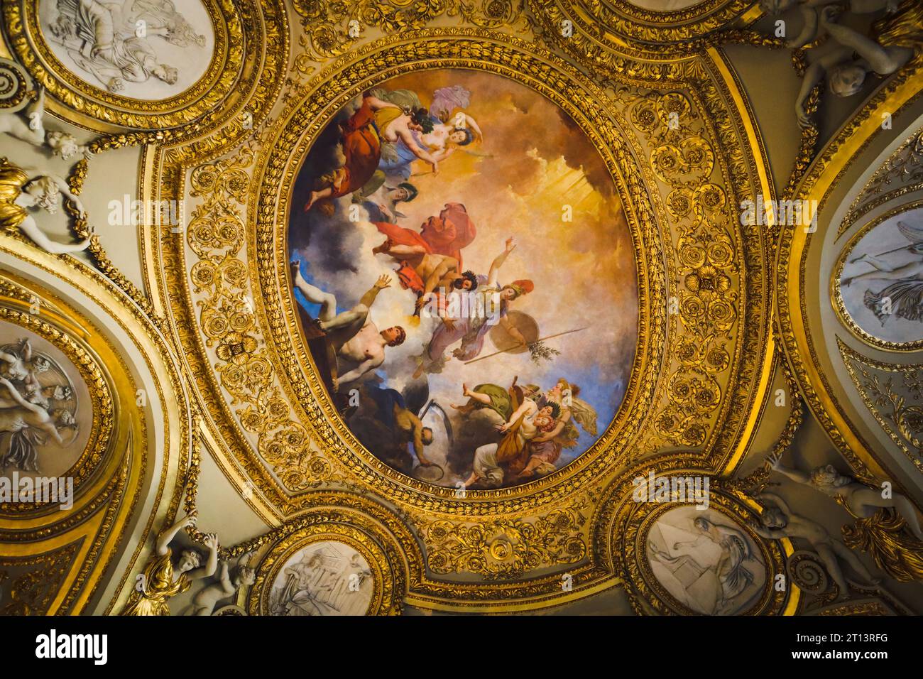 Arte sul soffitto del museo del Louvre. Immagine di opere d'arte e dipinti sul soffitto al Museo del Louvre, Parigi, Francia. Interni del Louvre. Foto Stock