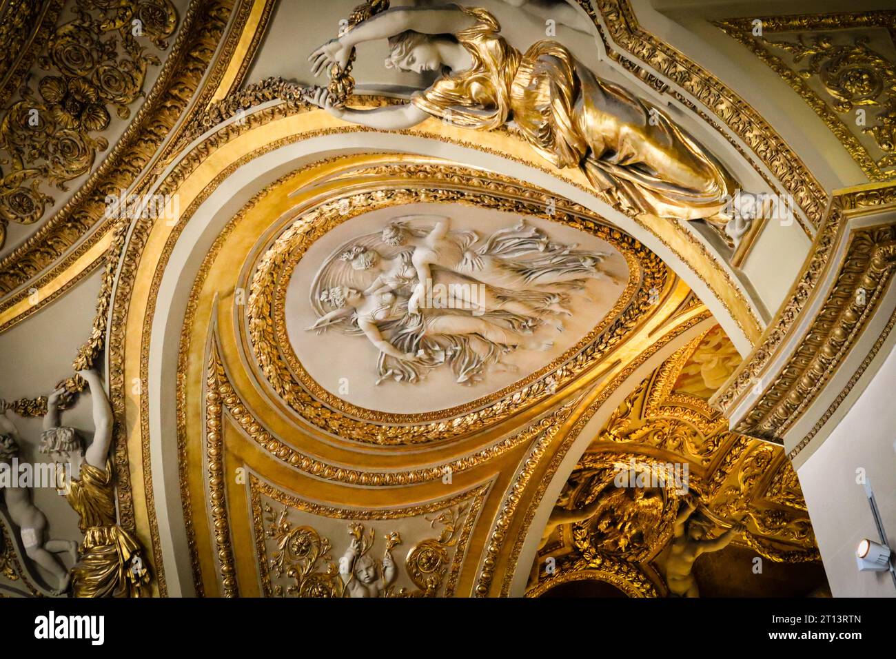 Arte sul soffitto del museo del Louvre. Immagine di opere d'arte e dipinti sul soffitto al Museo del Louvre, Parigi, Francia. Interni del Louvre. Foto Stock