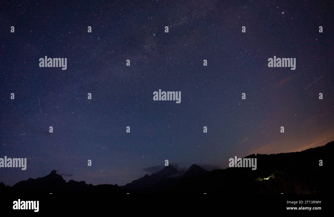 cielo stellato in montagna Foto Stock