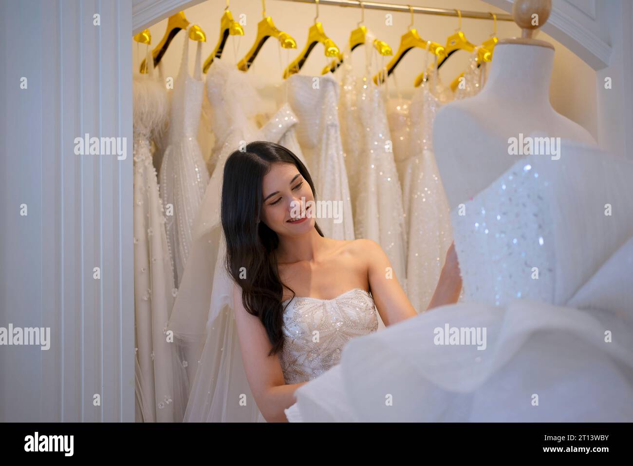 La sposa prova il suo vestito allo studio. Cerimonia nuziale e concetto di stile di vita. Foto Stock