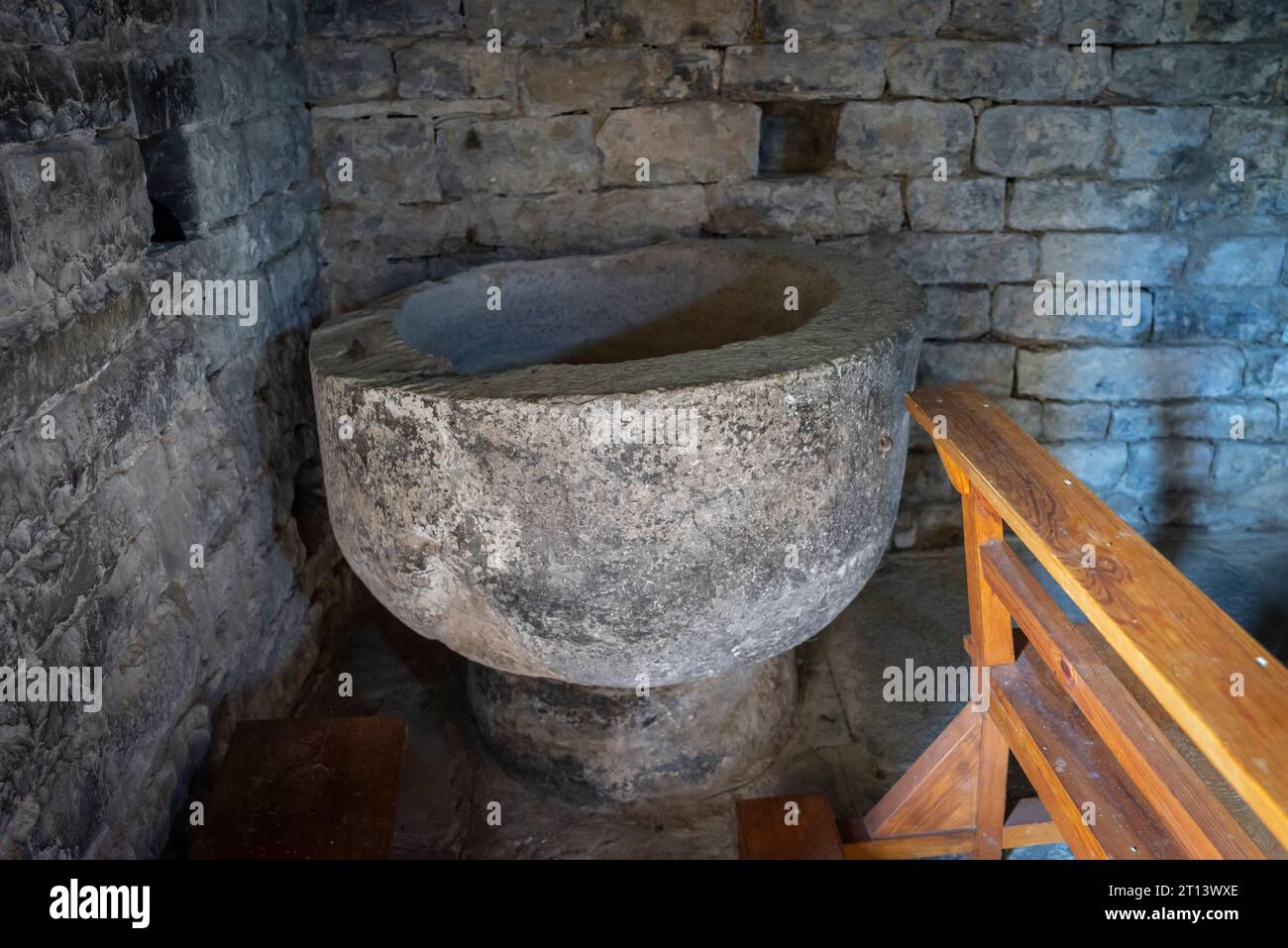 Fonte battesimale romanica, chiesa di San Martín de Oliván, stile romanico intorno al 1060, termine di Biescas, alto Gállego, Huesca, Spagna Foto Stock