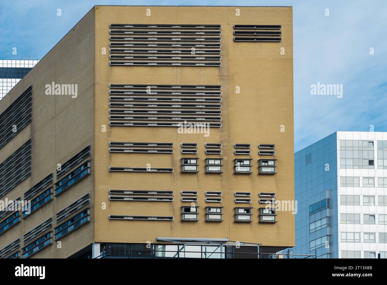 Business Building con finestre strette Foto Stock