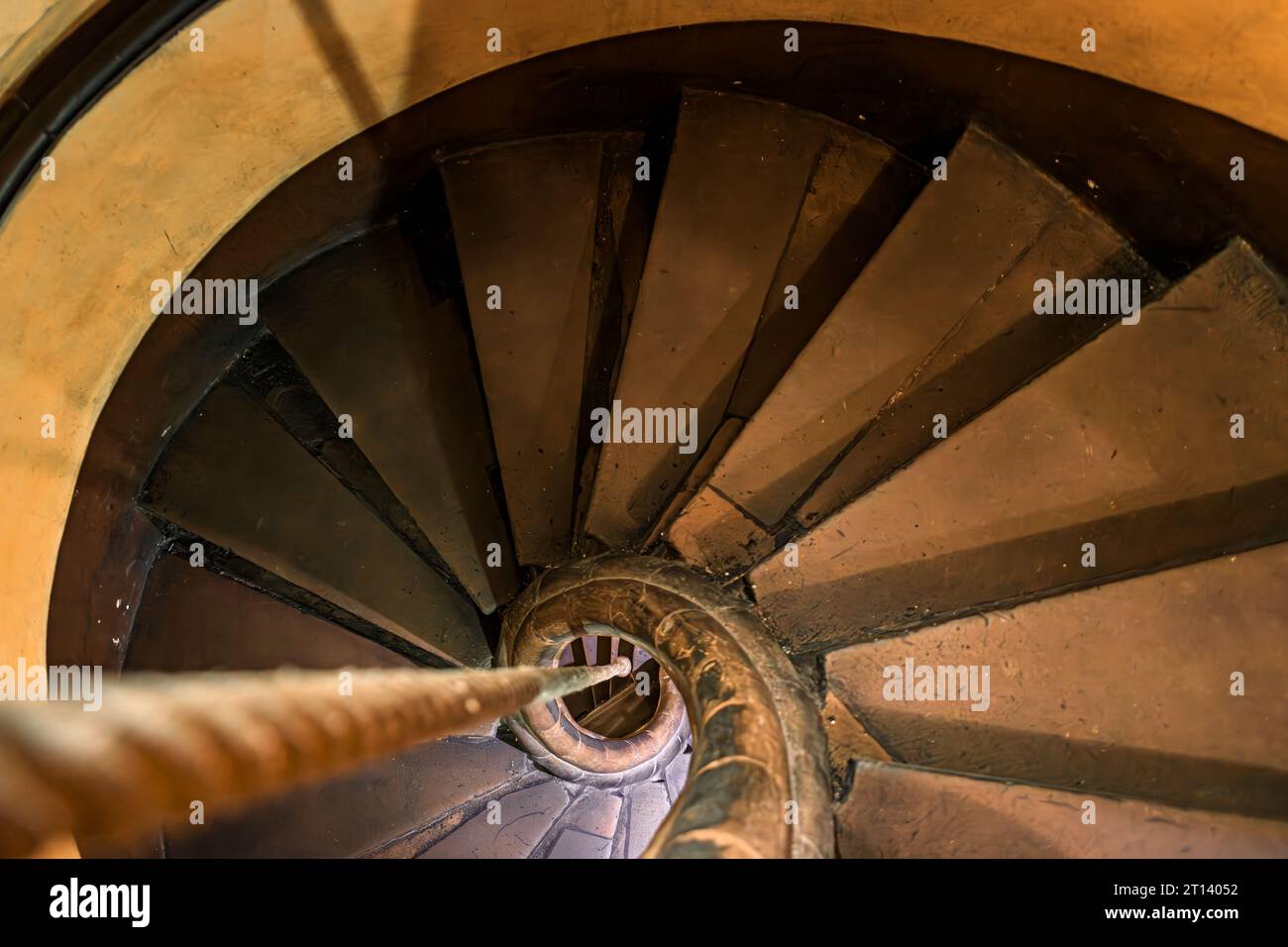 Scala a chiocciola con corda invece di corrimano in un'antica casa in legno a metà legno Strasburgo, Alsazia, Francia Foto Stock