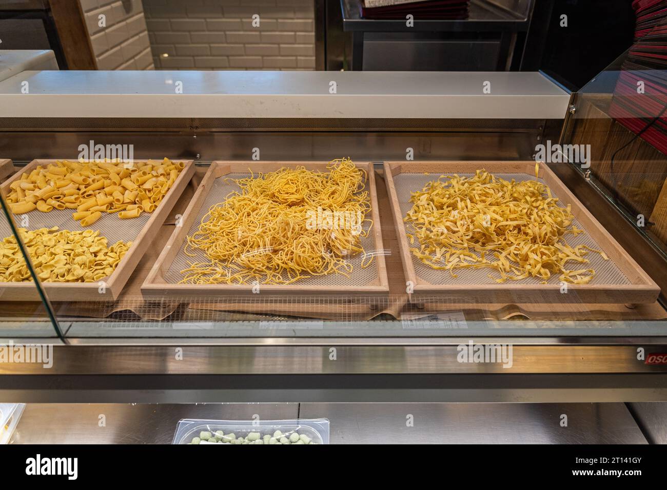 Roma, Italia - 2 febbraio 2023: Ristorante di pasta in Food Court conosciuto come mercato centrale, il mercato centrale, nella stazione termini Foto Stock