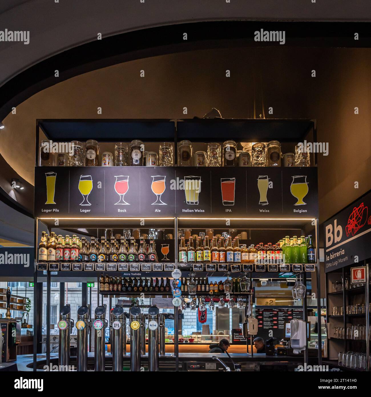 Roma, Italia - 2 febbraio 2023: Ristorante in Food Court conosciuto come mercato centrale, il mercato centrale, nella stazione termini Foto Stock
